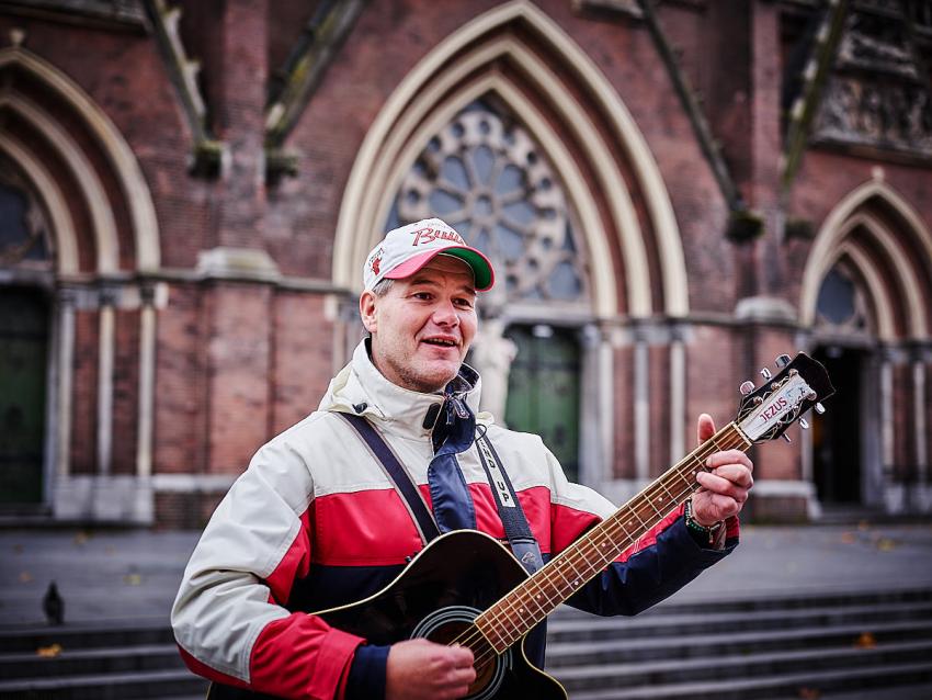 Victor speelt gitaar