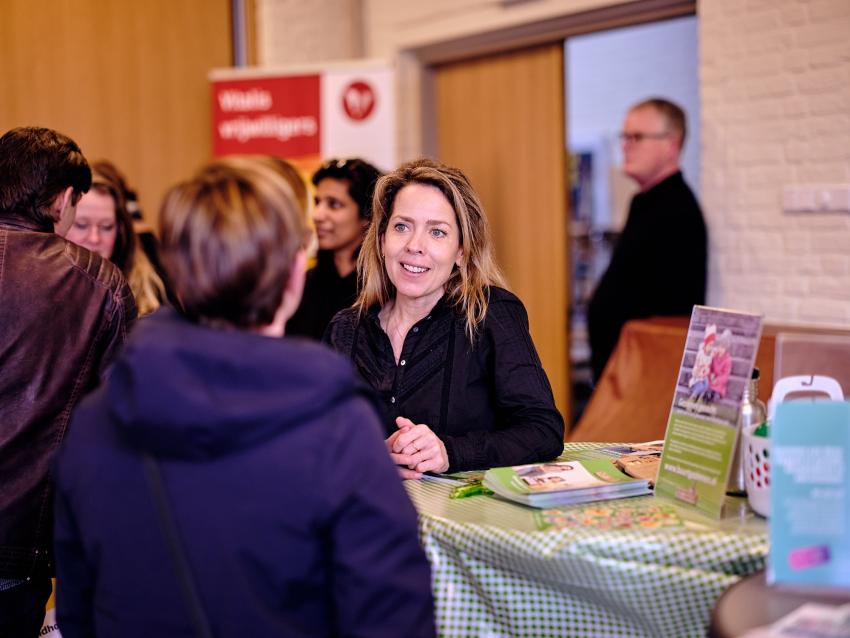 medewerker Buurtgezinnen in gesprek met inwoner