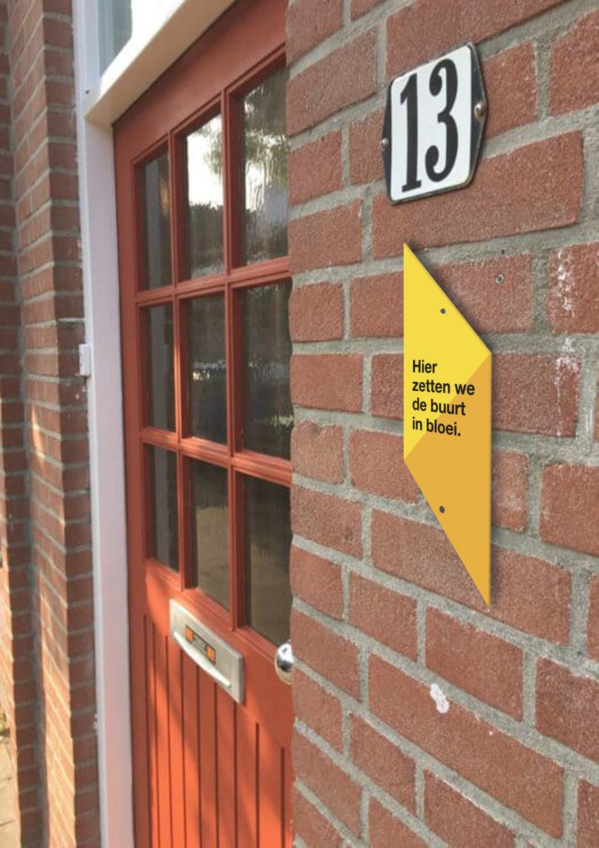 Voorbeeld van een gevelbord dat bij de deur hangt