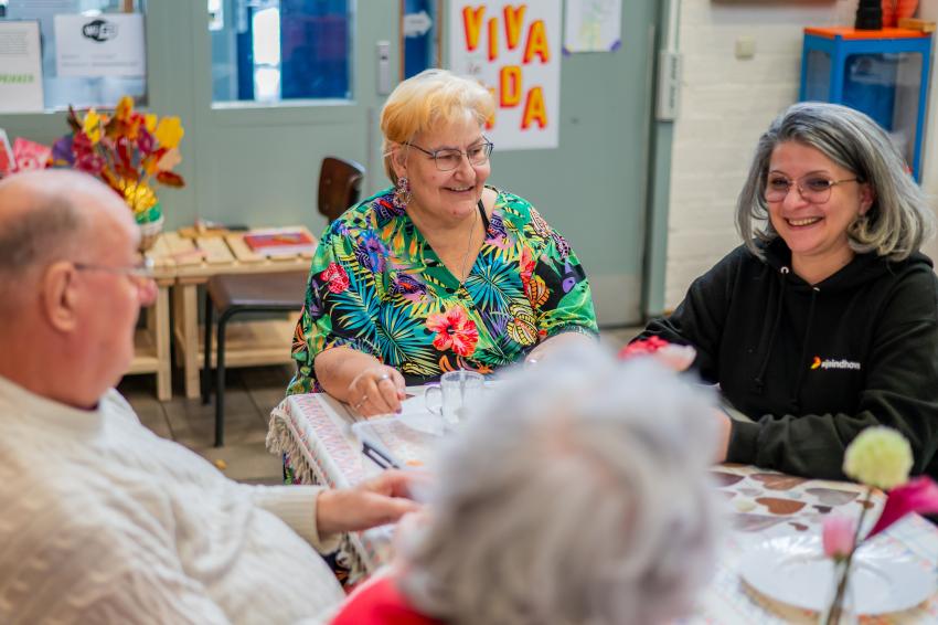 Verbinder van WIJeindhoven in gesprek met buurtbewoners in een buurthuis